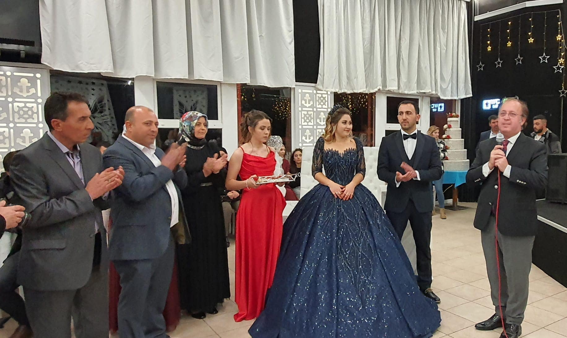 Nişan yüzüklerini taktı