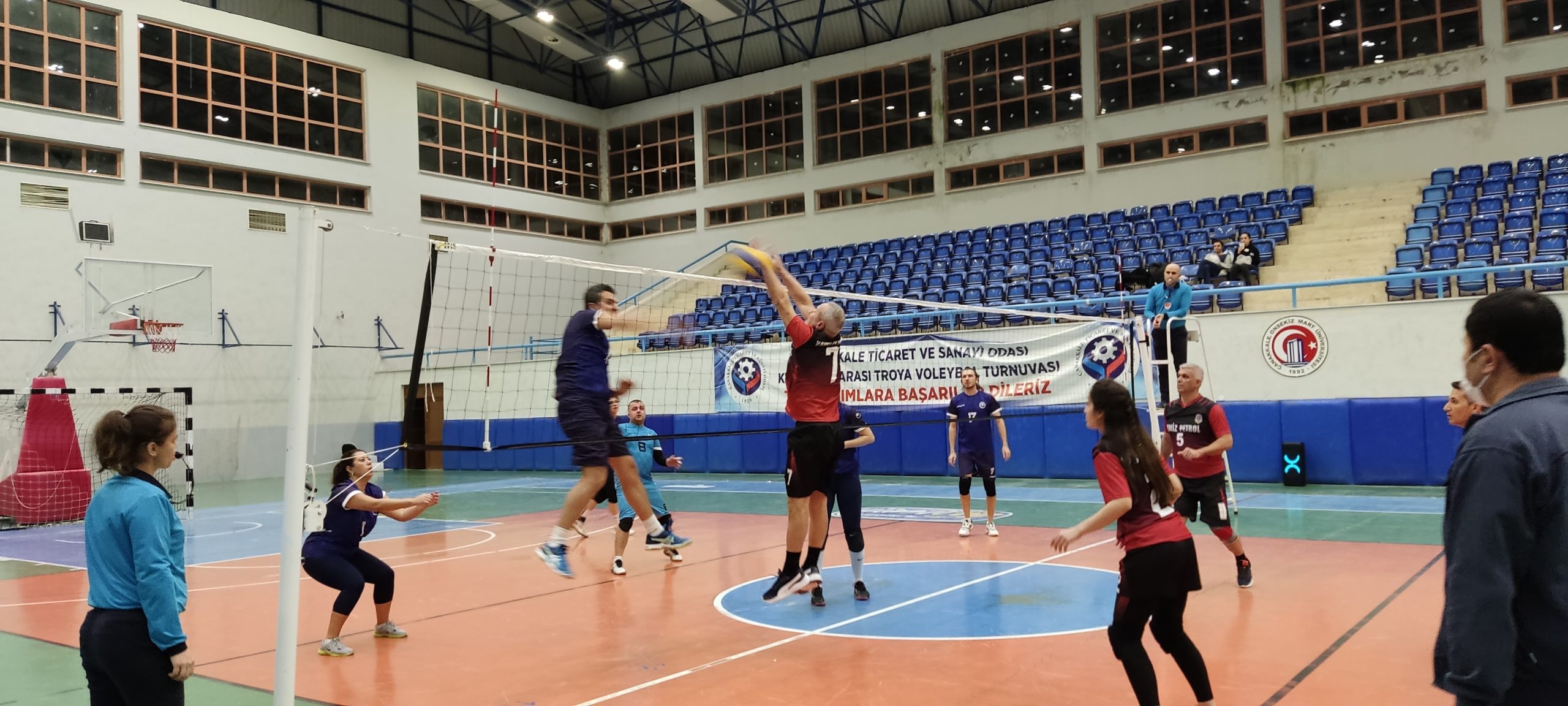 Voleybol maçı nefes kesti