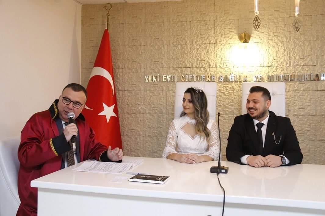 Genç çifte Nutuk hediye etti