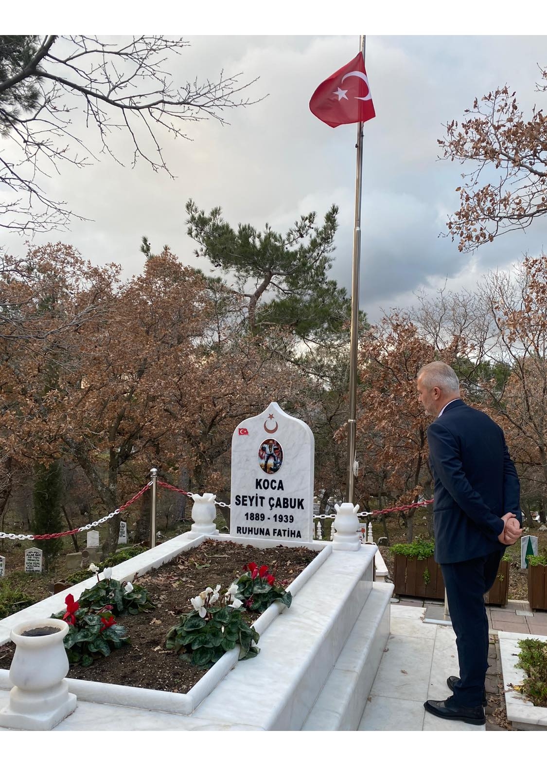 Seyit Onbaşı’nın mezarını ziyaret etti