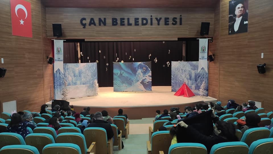Çan’da çocuklar tiyatroyla doyasıya eğlendi