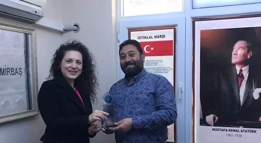 Teşekkür plaketi verdi