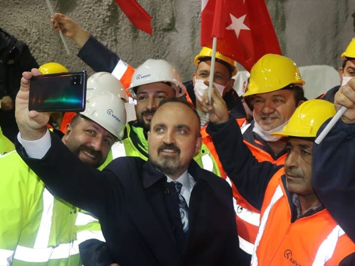 İşçiler ile tünelde özçekim