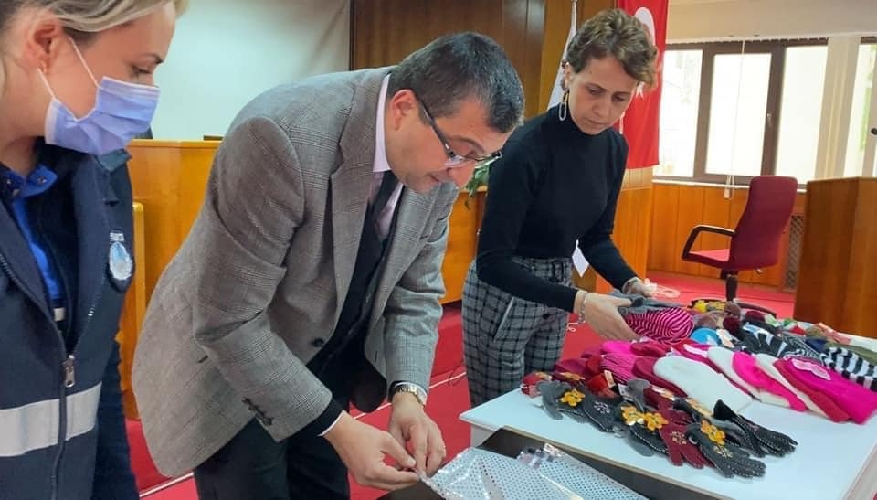 Sıcacık hediyelerle gönüllere dokunuyorlar