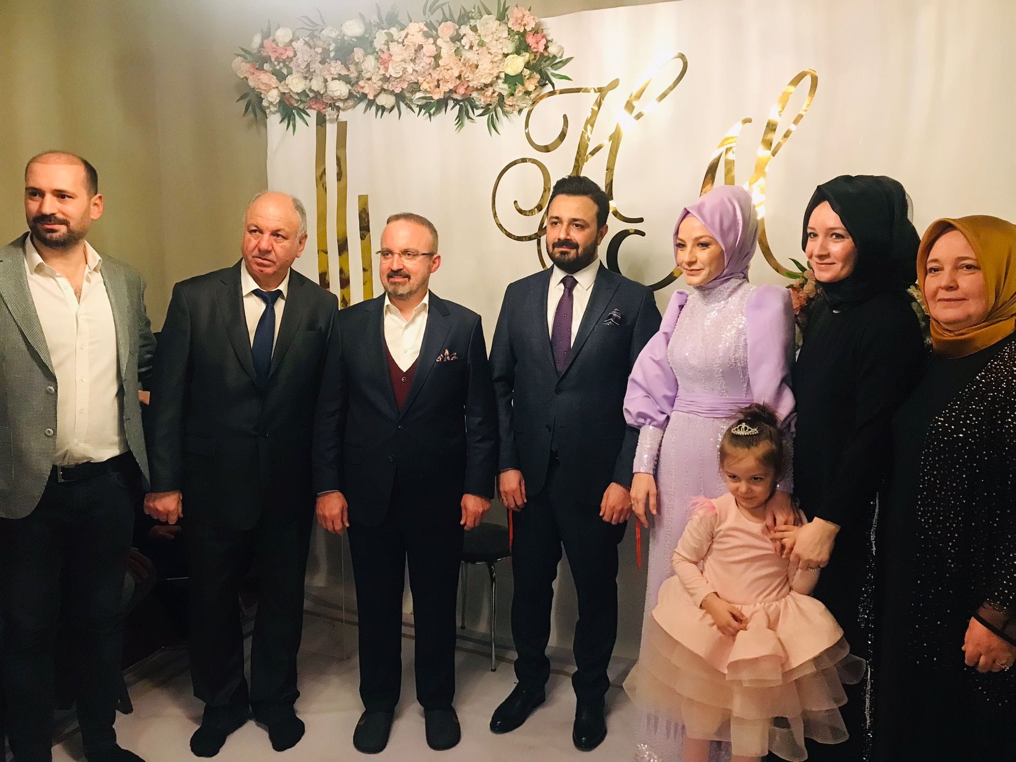 Yüzüklerini Turan taktı