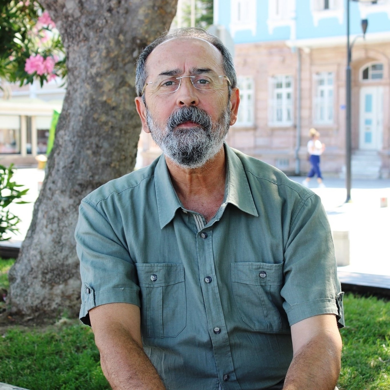 “Basit ve mütevazı yaşamak zorundayız”