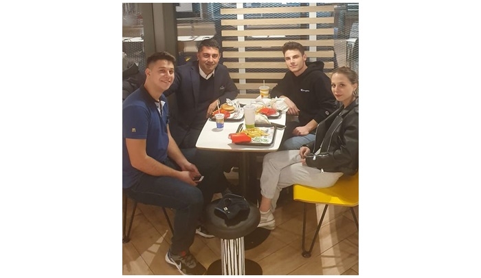 Öğrencileriyle ziyafette