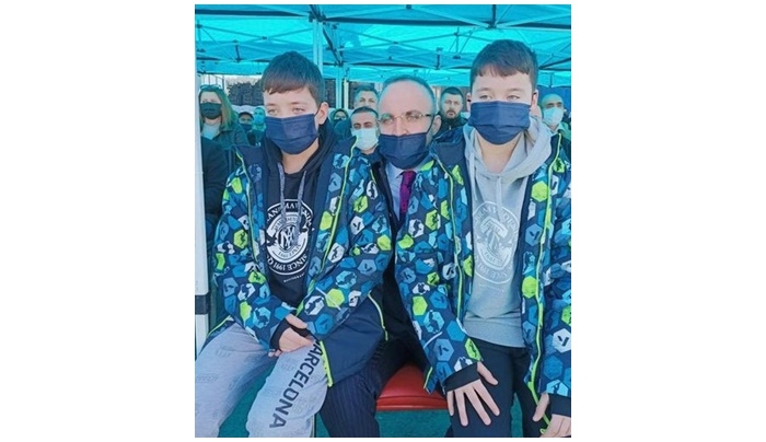 İkizleri ile poz verdi