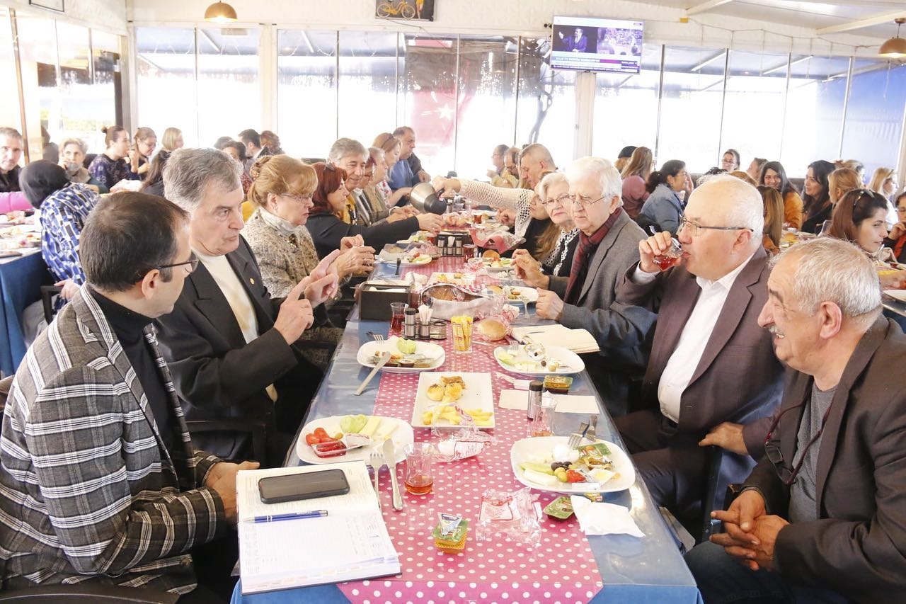 Kahvaltıda bir araya geldiler