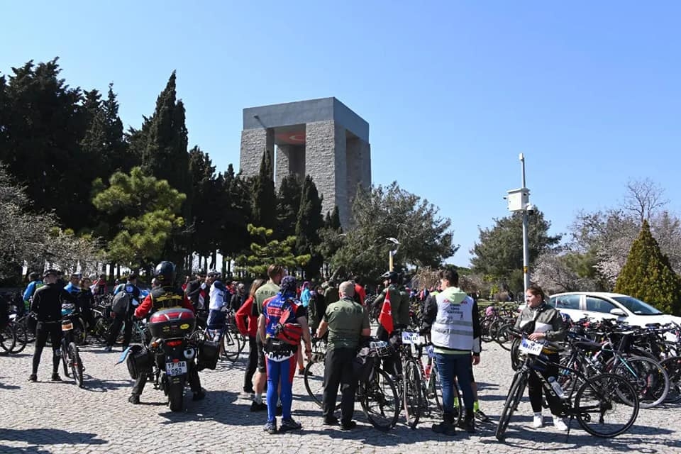Bin bisiklet sever pedal çevirdi