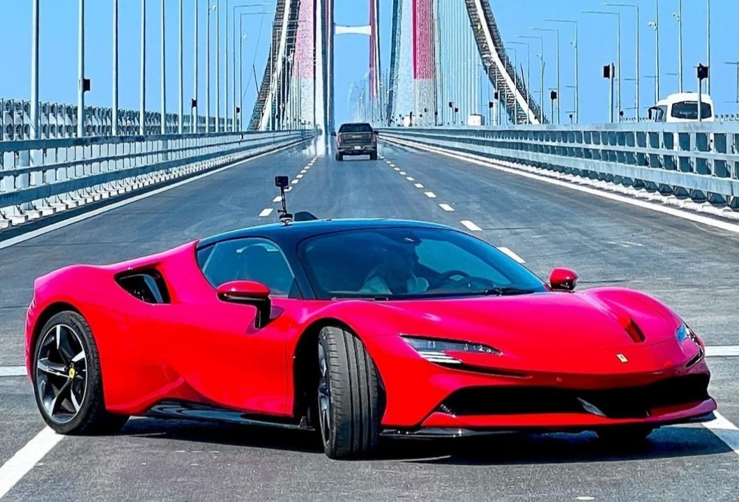 Kenan Sofuoğlu 1915 Çanakkale Köprüsü’nde Ferrari ve H2R ile gazladı