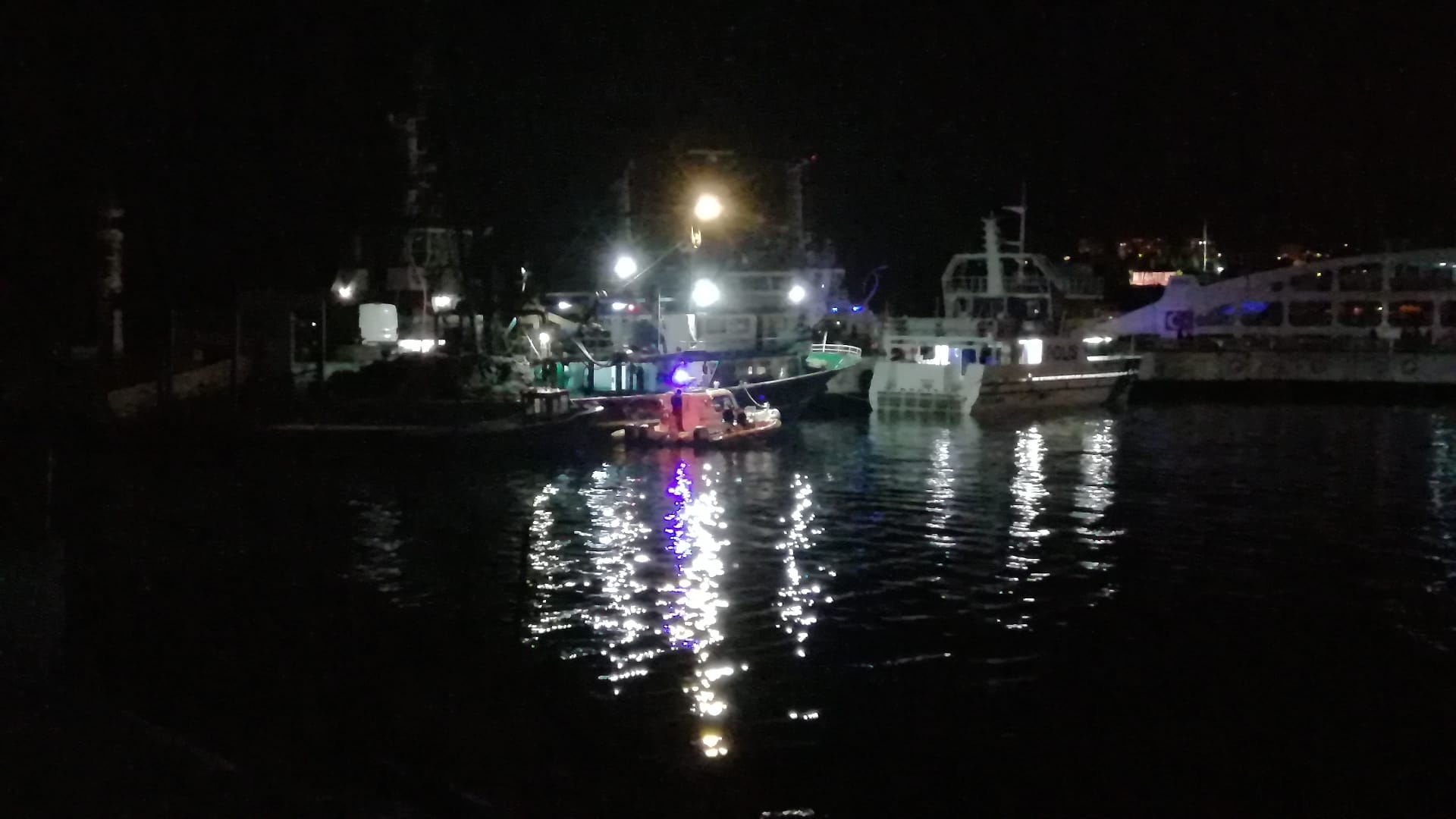 100 TL'sini geri alabilmek için denize atladı