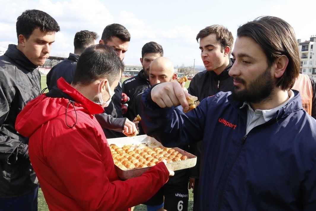 Futbolculara baklava ikram etti