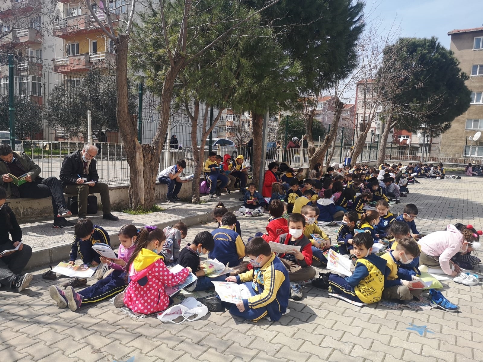 Öğrencilerin bahçede kitap okuma keyfi