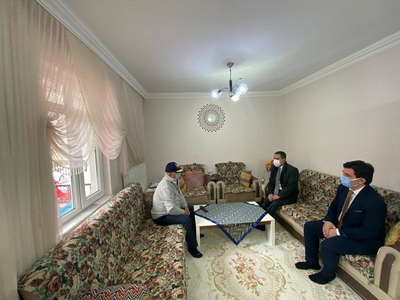Şehit ailesiyle görüştü