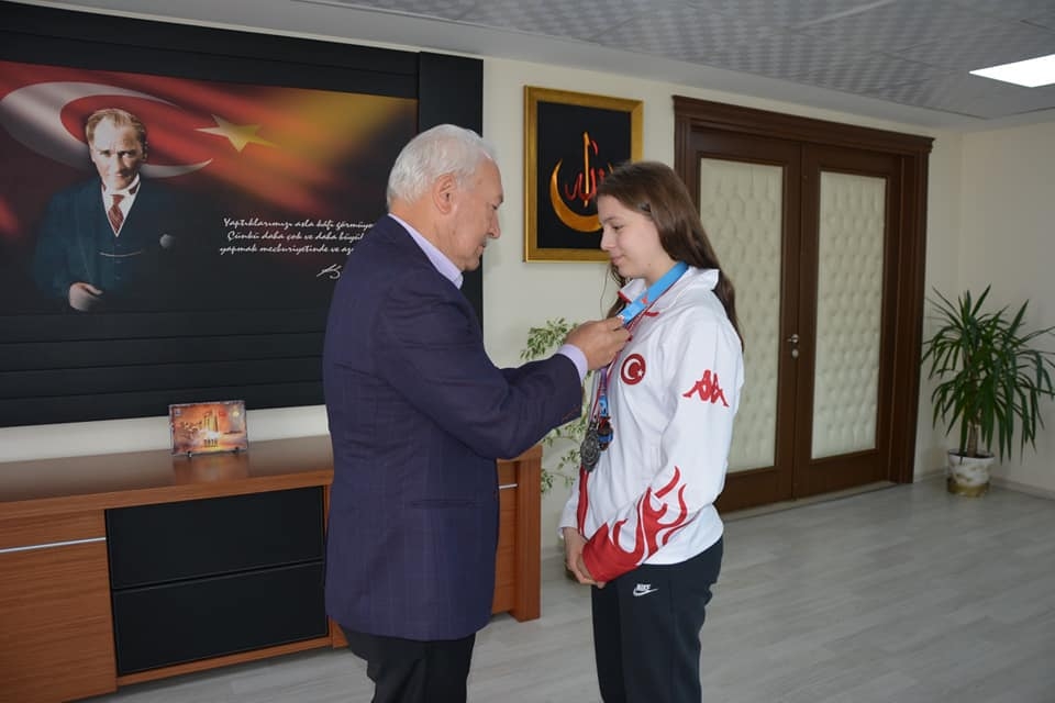Başarılı sporcuları makamında ağırladı