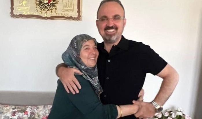 Annesine orkide hediye etti