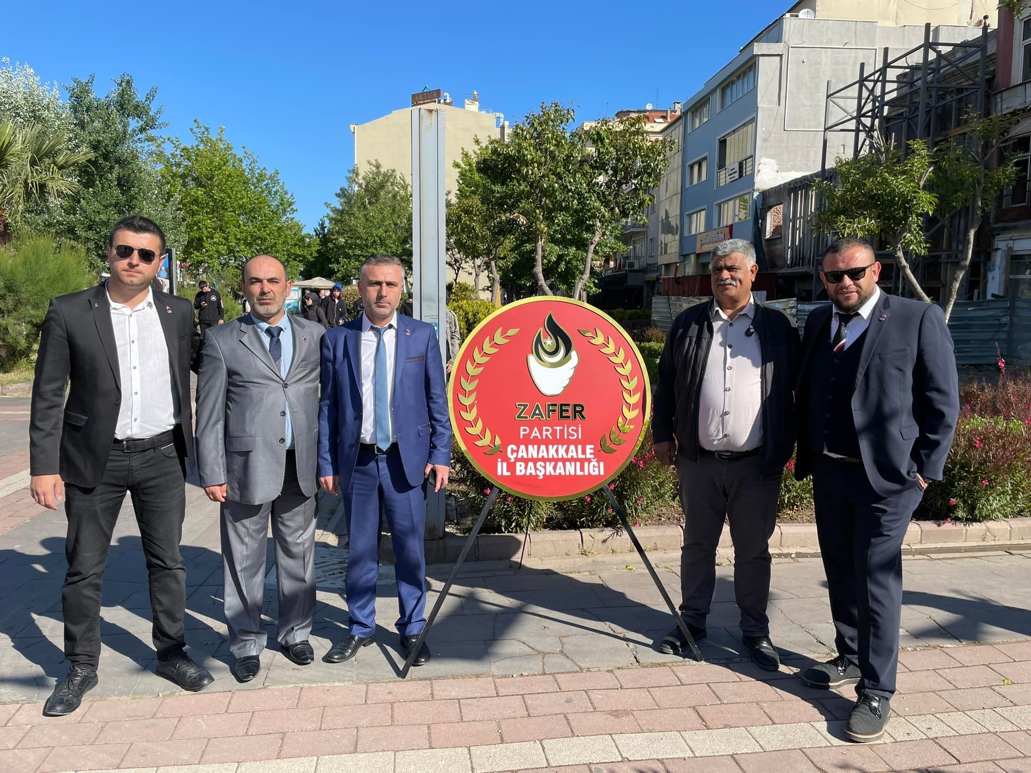 Çelenklerini koydular