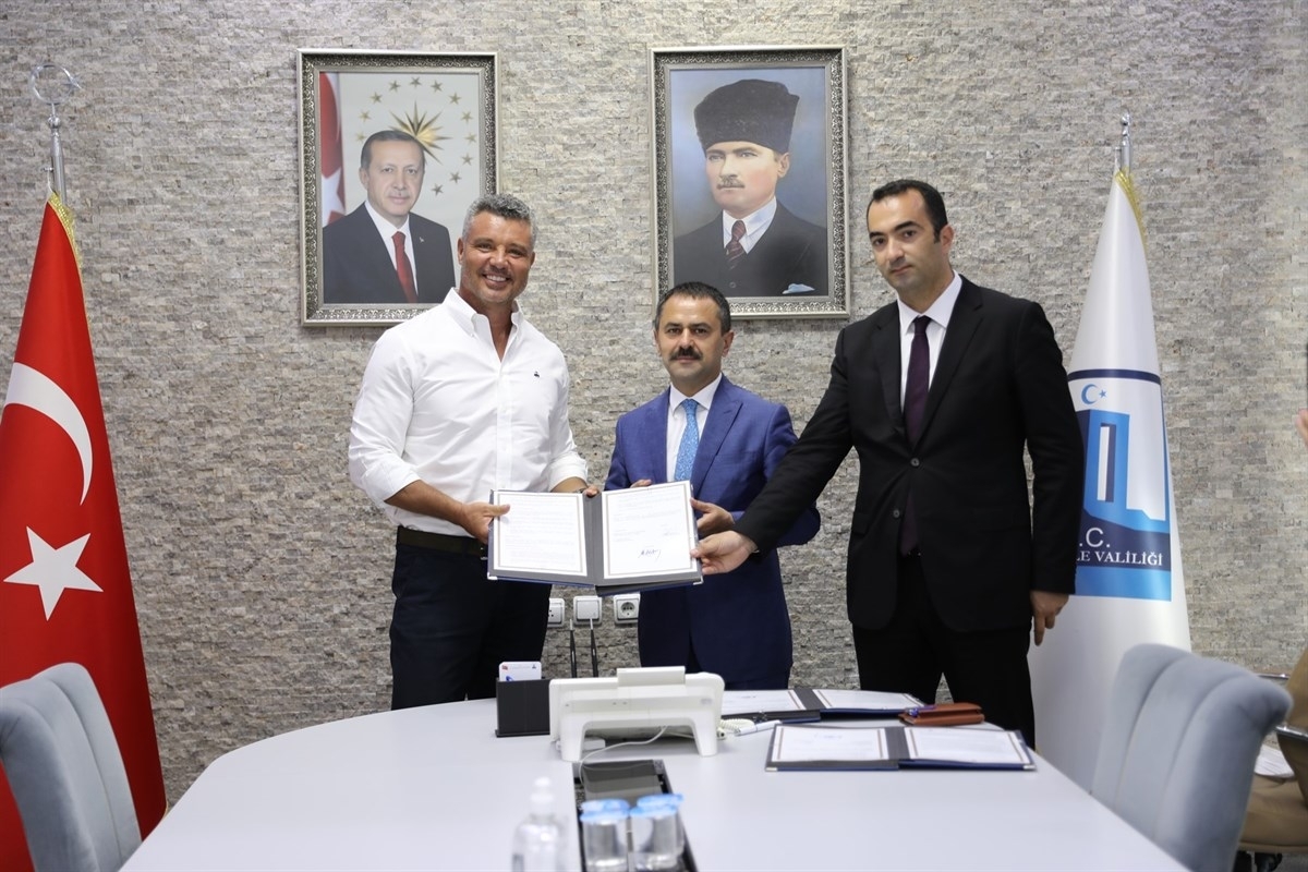 Açılmayan spor salonu için davetiye dağıttılar!