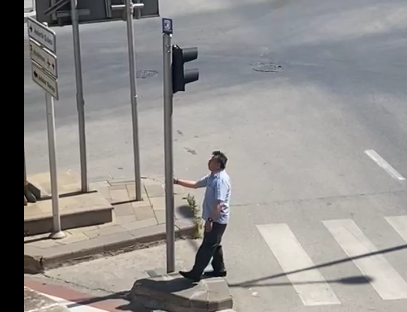 Trafik lambasını tokatladı (Video)