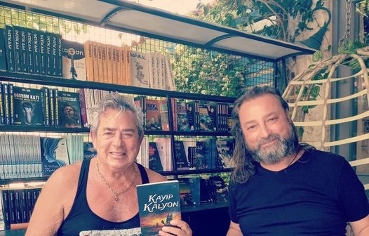 Salih Güney’e kitabını hediye etti