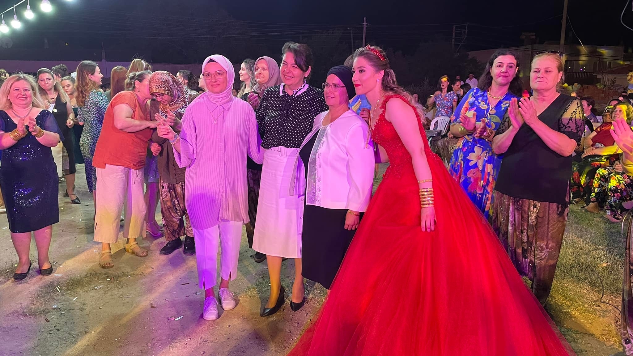 İskenderoğlu partilisinin kına gecesine katıldı