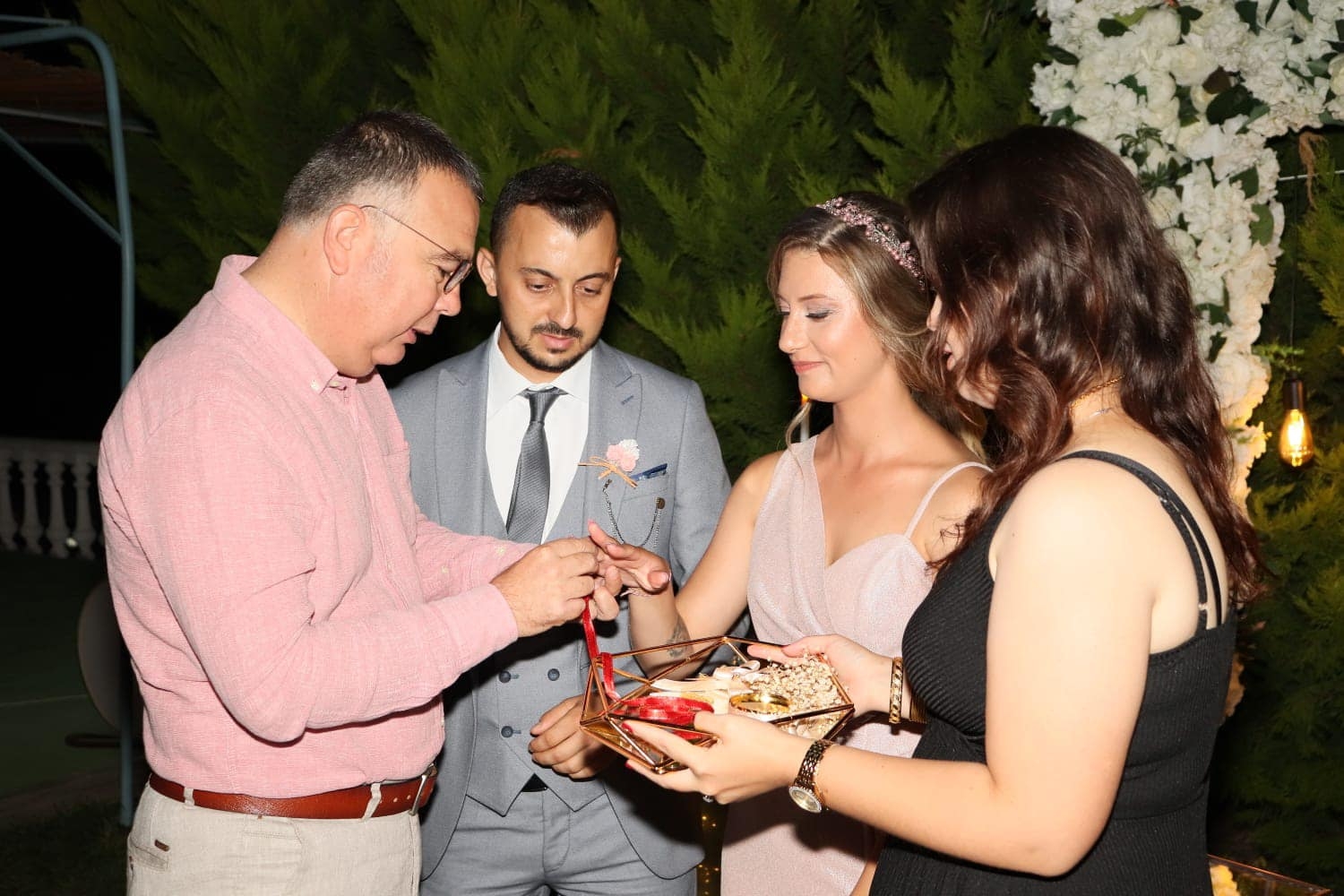 Nişan yüzüklerini taktı