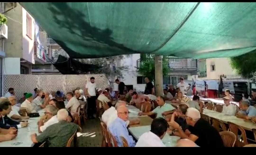 Annesini dualarla andı