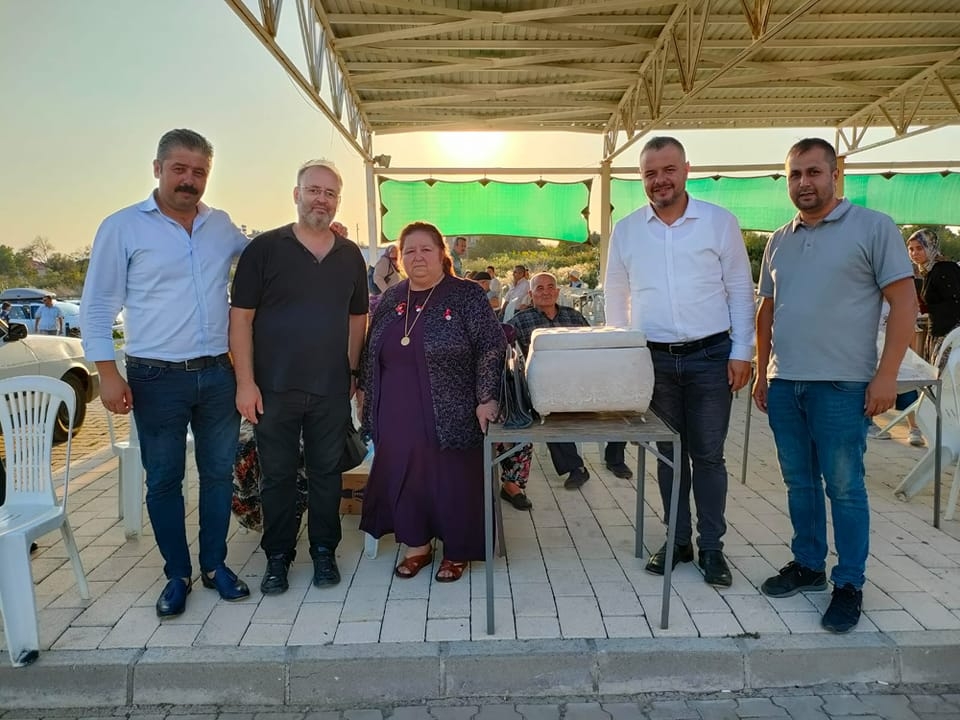 Mutlu günlerinde yanında oldu
