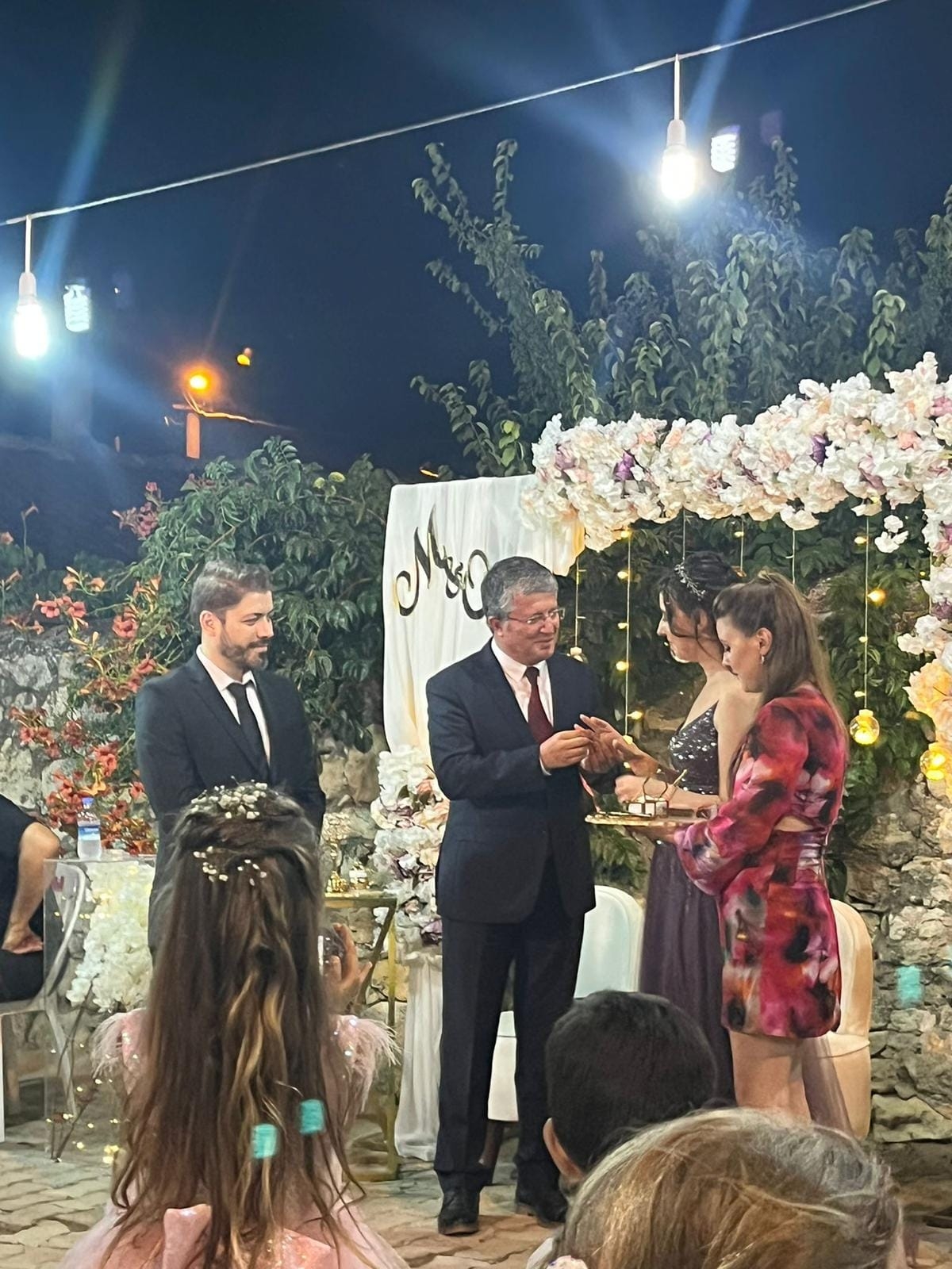 Nişan yüzüklerini taktı