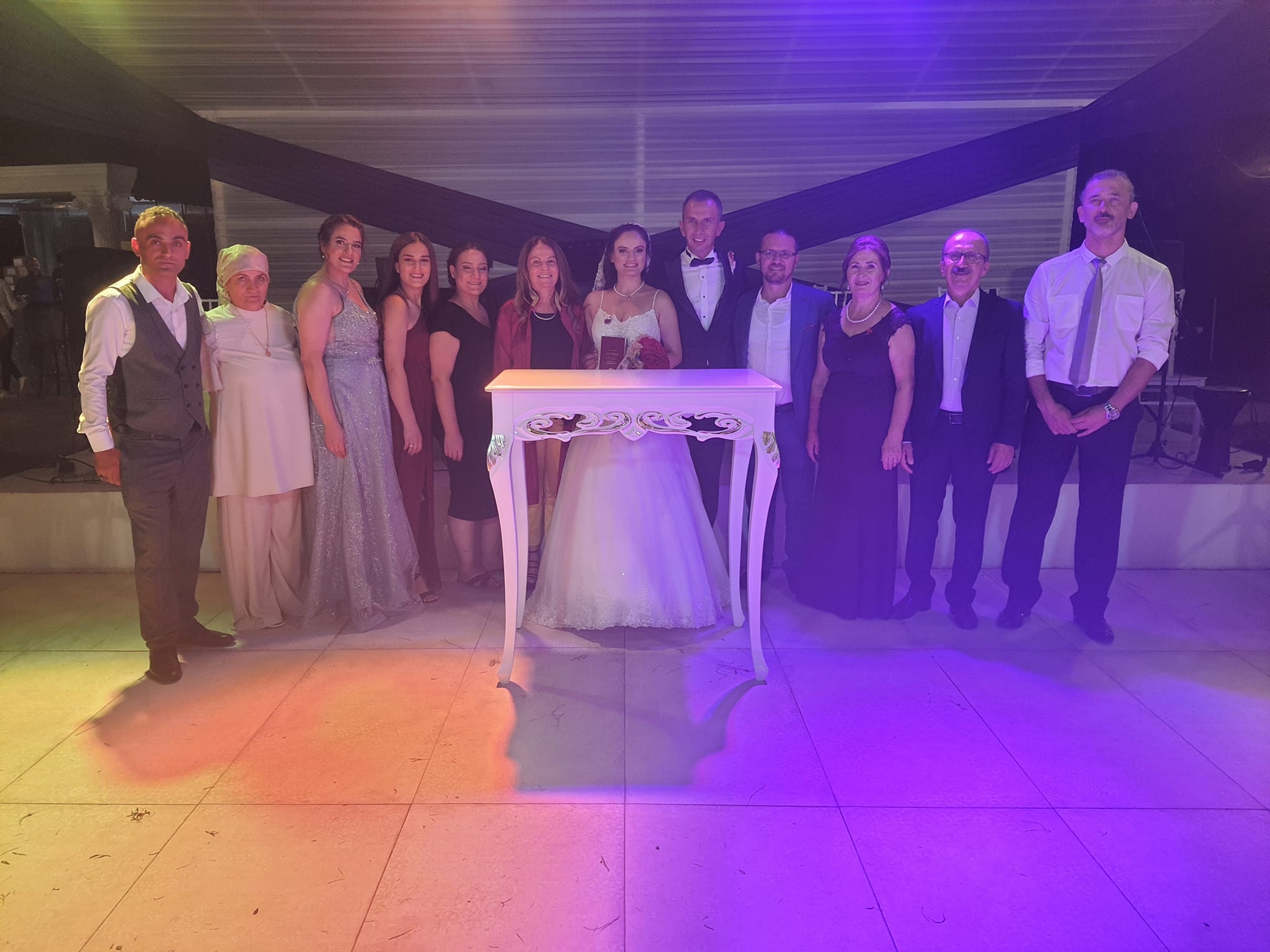 Çiftin mutluğuna ortak oldu