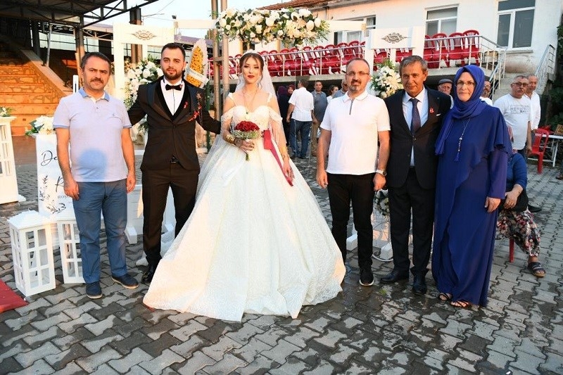 Vali Aktaş ve Bülent Turan düğüne katıldı