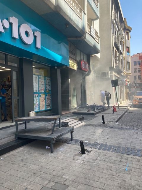 Zincir marketten dumanlar yükseliyor