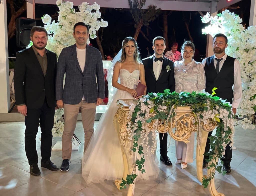 Genç çiftlere mutluluklar diledi