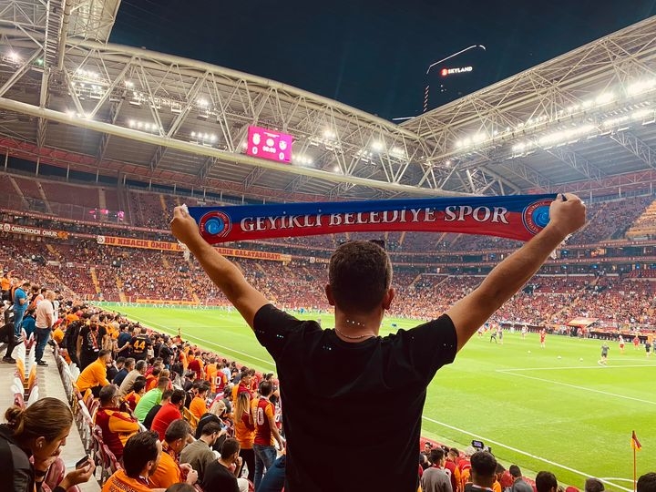Galatasaray maçında Geyikli Belediyespor atkısı