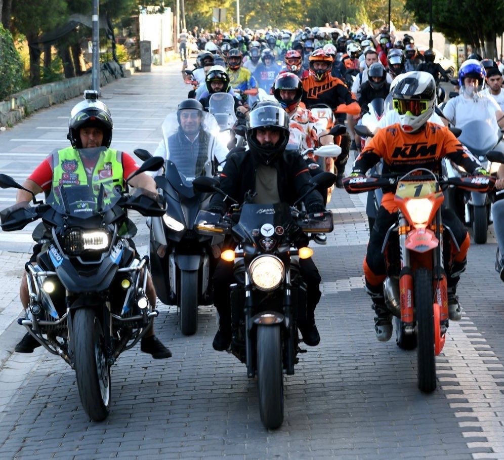O aynı zamanda bir motosiklet tutkunu (Video)