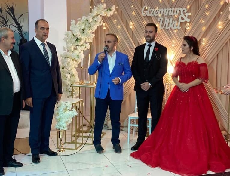Nişan yüzüklerini Turan taktı