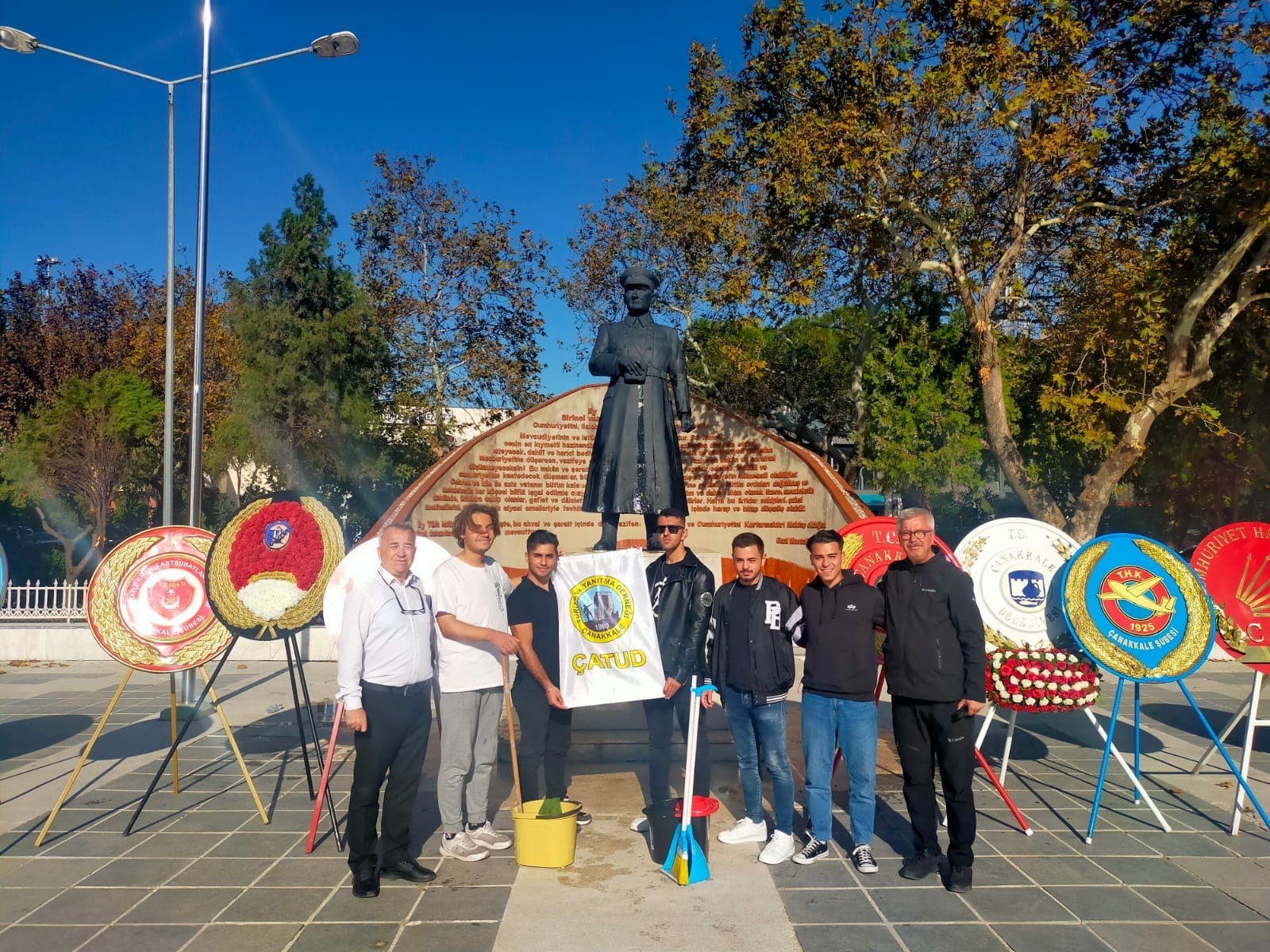 Atatürk’ün heykelini yıkadılar (Video)