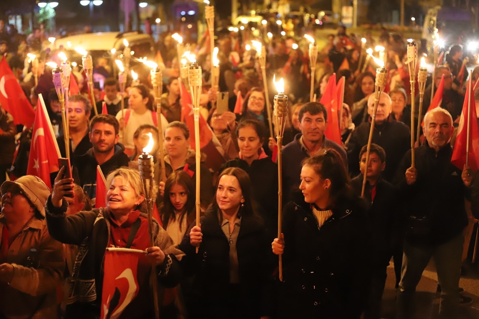 Çanakkale kırmızı beyaza boyandı (Video)