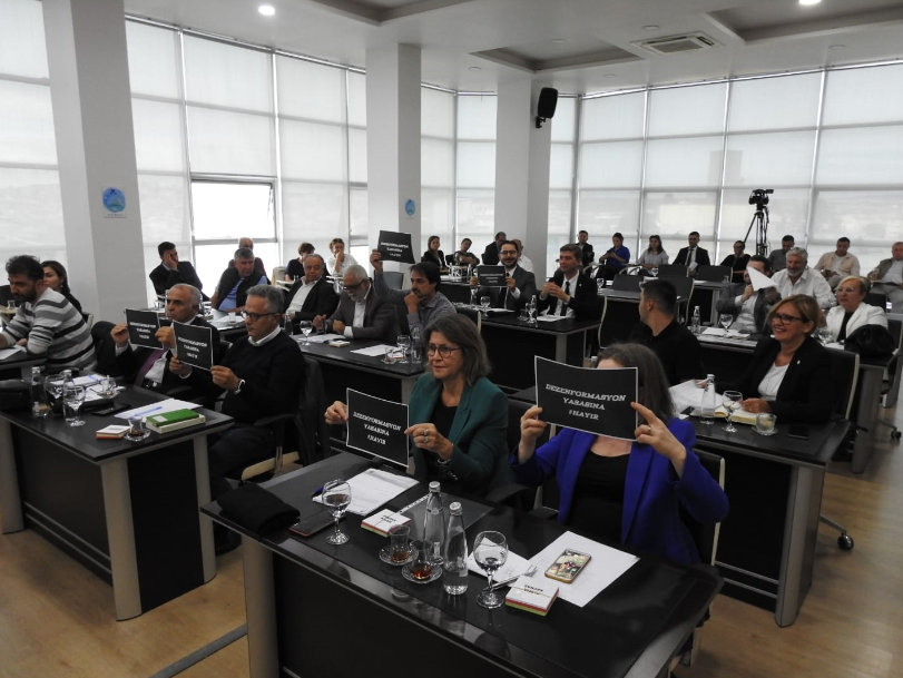 CHP’den Dezenformasyon Yasası’na pankartlı tepki