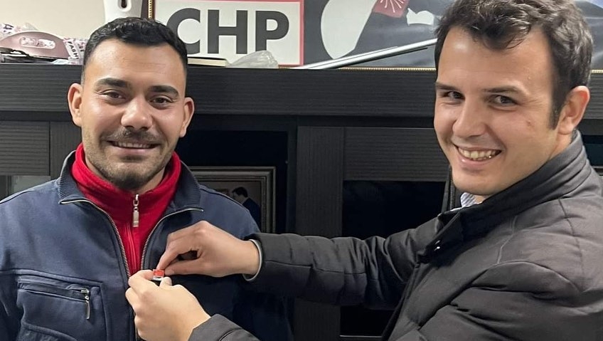 CHP’ye katılanlara rozet takıldı