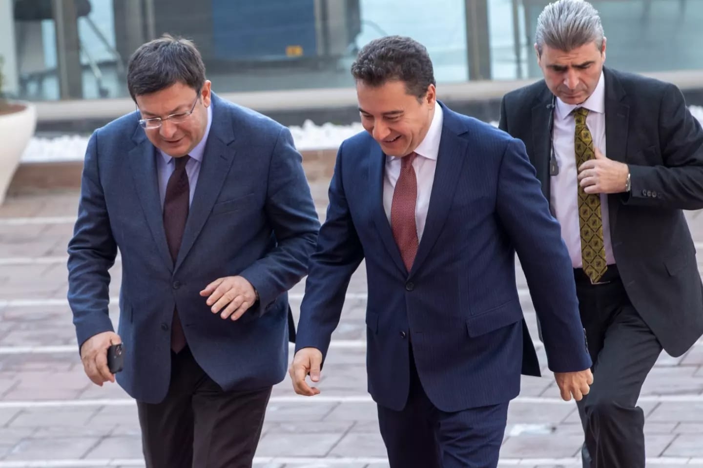 Babacan'ı kapıda karşıladı
