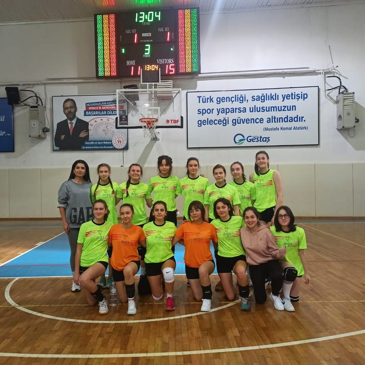 Voleybol maçı çekişmeli geçti