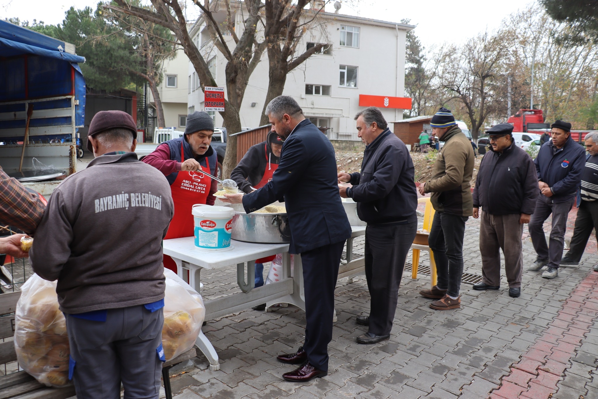 Pilav hayrına katıldı