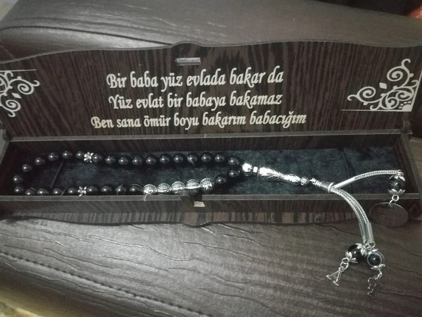 Oğlundan plaket aldı