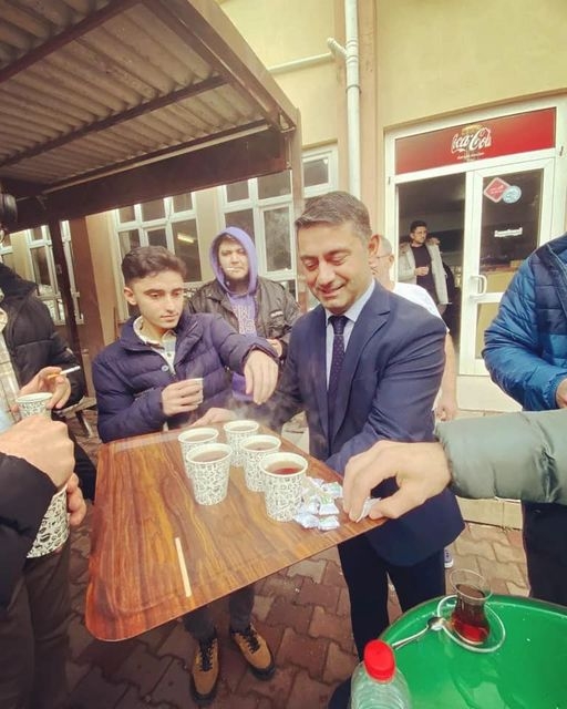 Öğrencilerine çay ikram etti