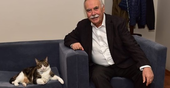Barış Kedi ile poz verdi