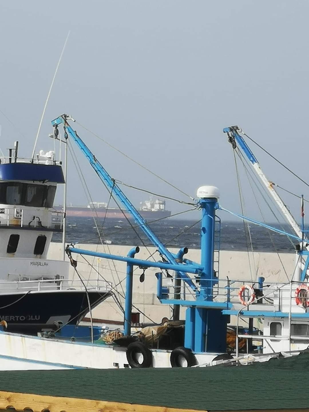 Fırtınadan etkilenen gemiler limanlara sığındı
