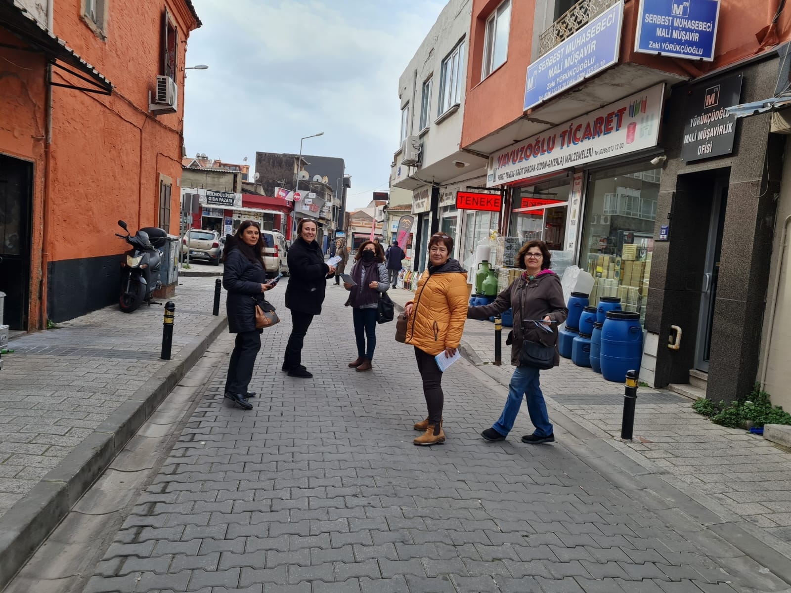 CHP’li kadınlar sahada