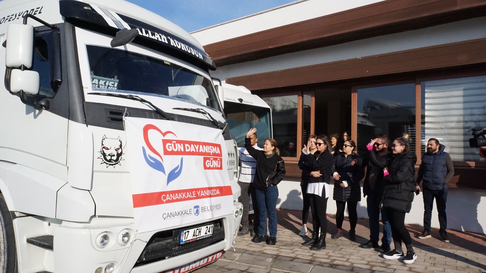 Çanakkale Belediyesi’nin 14’üncü yardım tırı yola çıktı (VİDEO)
